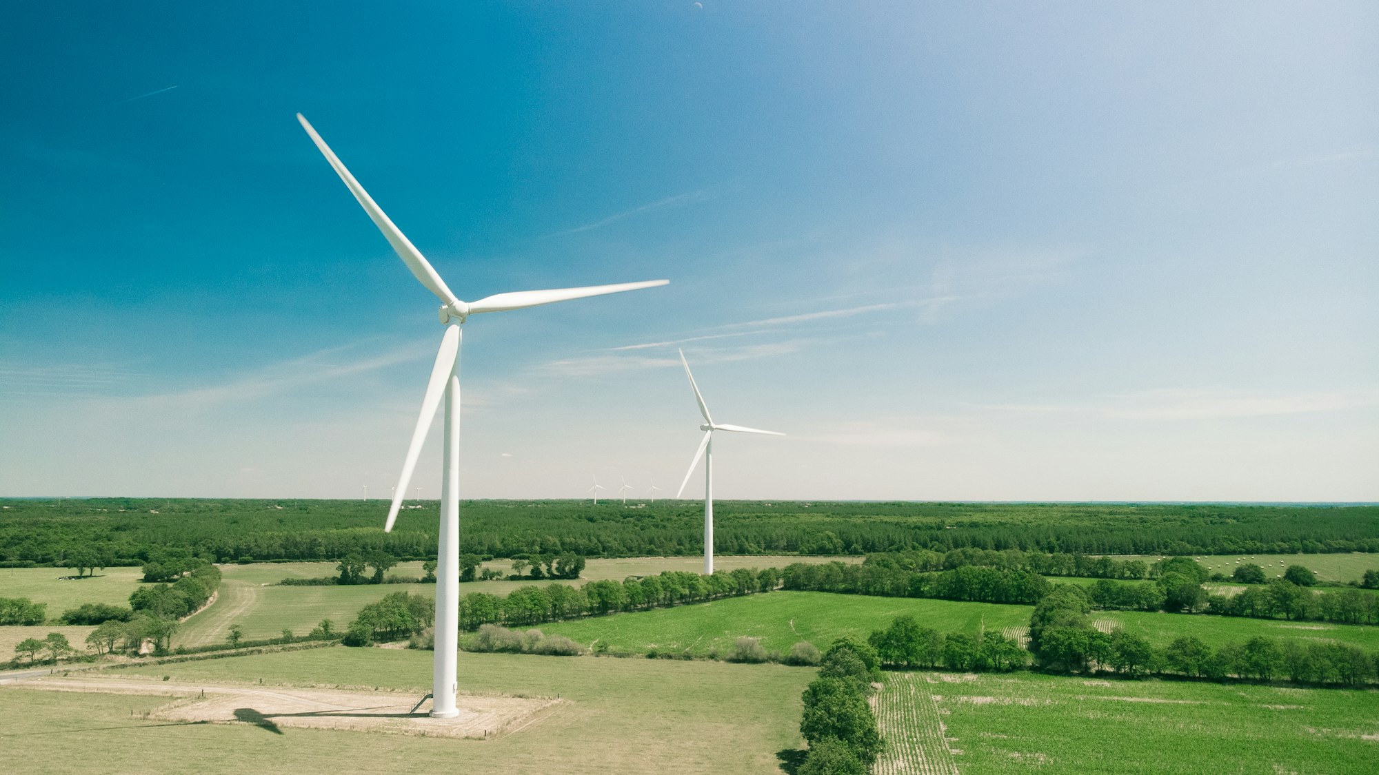 Windpark mit mehreren Windkraftanlagen